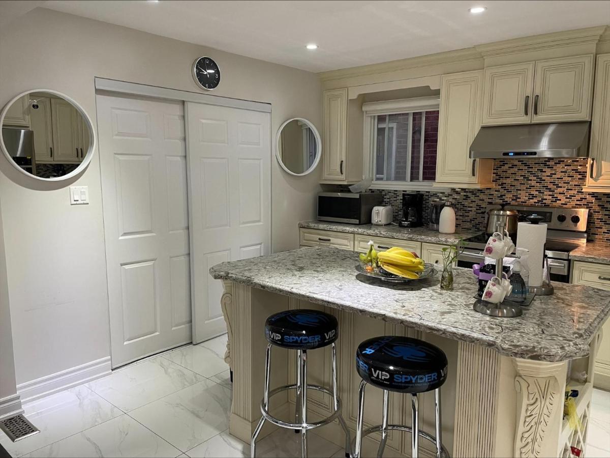 77 Nice And Warm Series Rooms טורונטו מראה חיצוני תמונה
